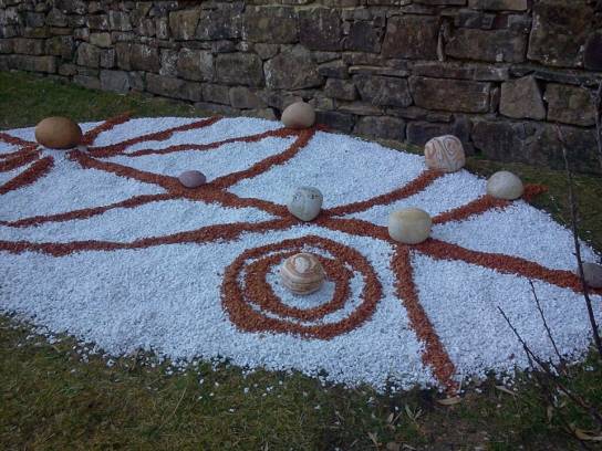 Giardino ZEN:la composizione PIANETI con graniglia bianco Carrara e Rosso Verona